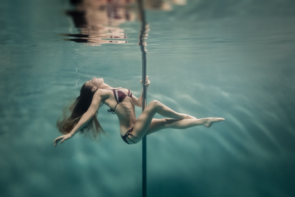 Underwater Pole Dance/Fitness
